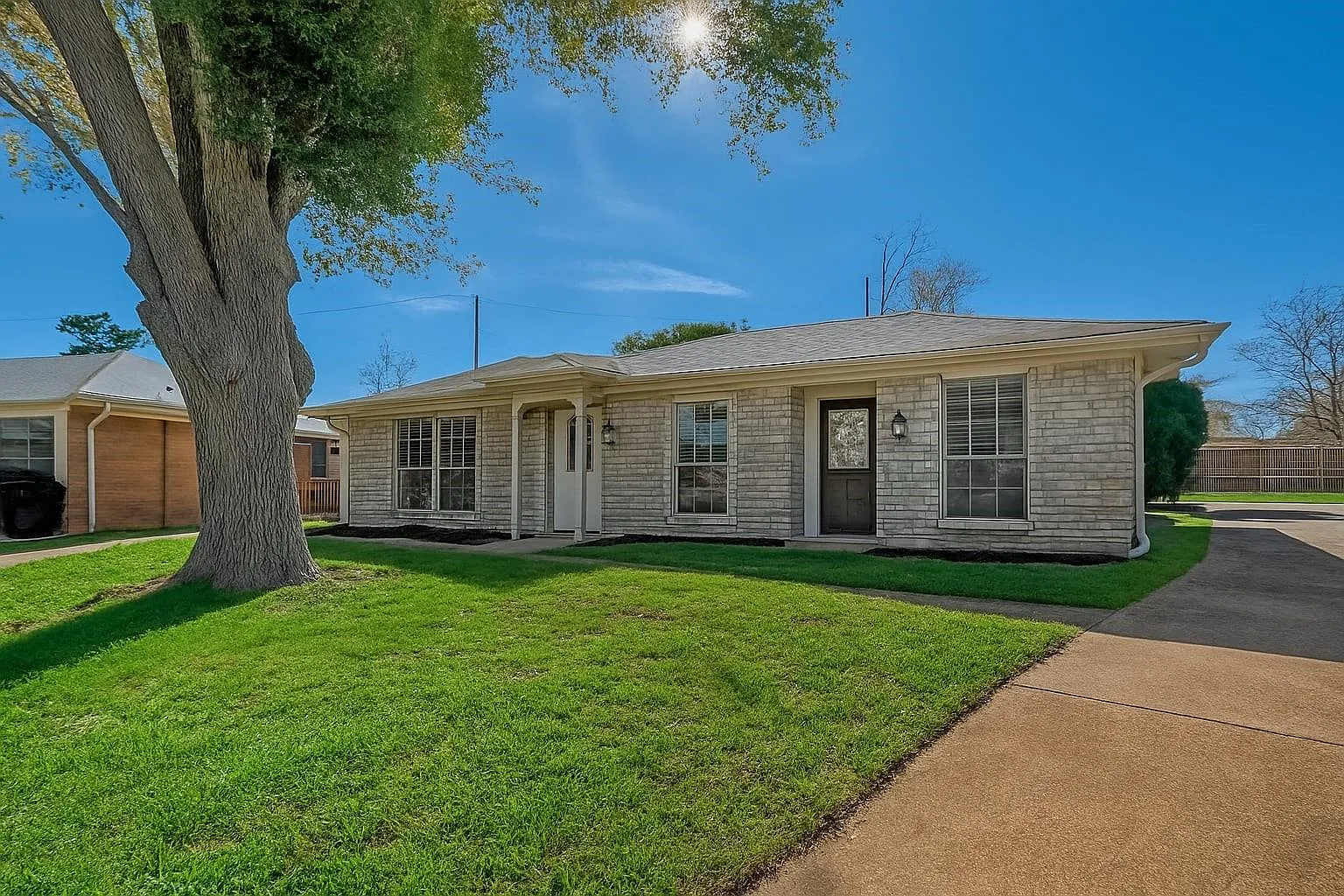 3 bed, 2.0 bath, 1174 sqft, $1,900 — Photo 2