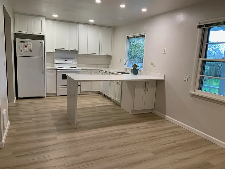 2020 NE 133rd St — Photo 2