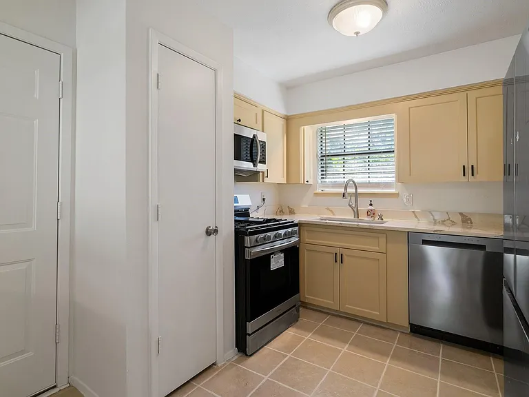 72 Oldstream Ct — Photo 11