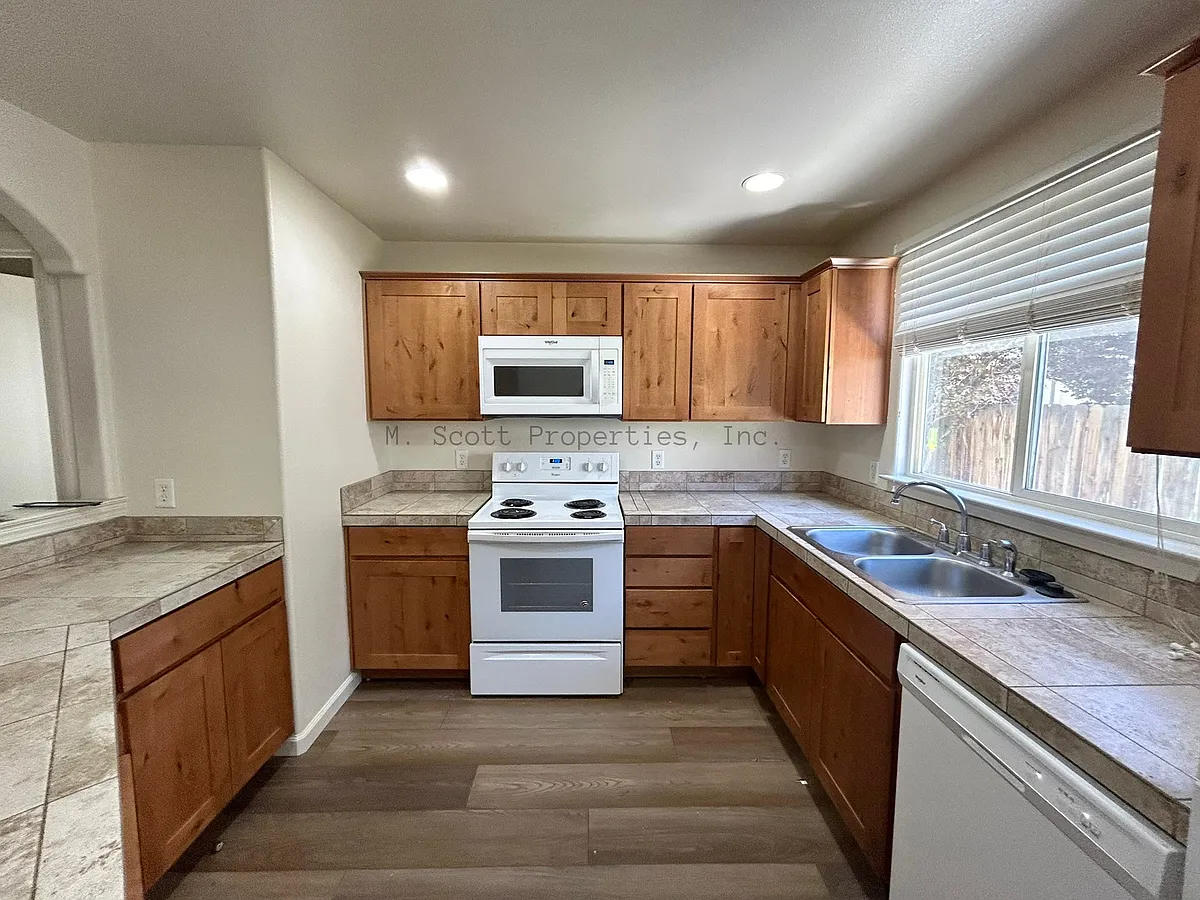 Building Photo - 105 Justin Ln #A
