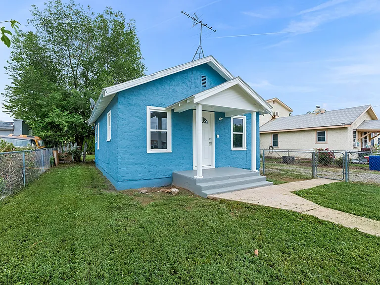 2428 Poplar St — Photo 2