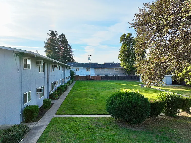 Laurel Village — Photo 29