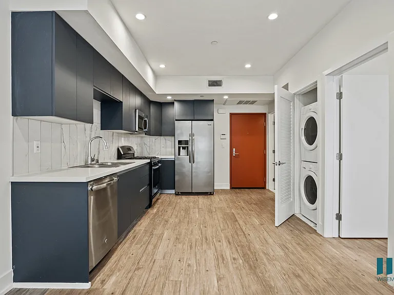 Kitchen with Energy-Efficient Appliances and In-Suite Washer & Dryer