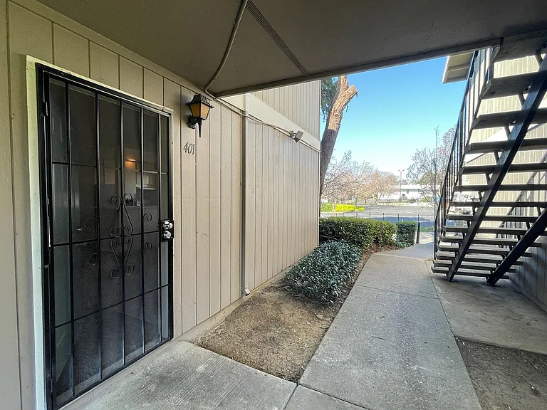 Sharis Apartments — Photo 32
