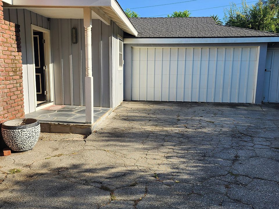 Front entry with garage and tandem parking