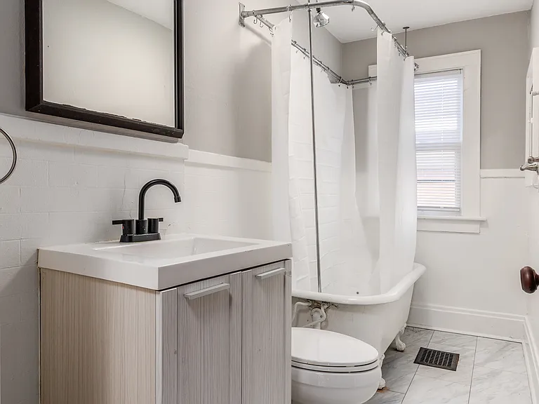 48 W Kossuth St #48 — Photo 4