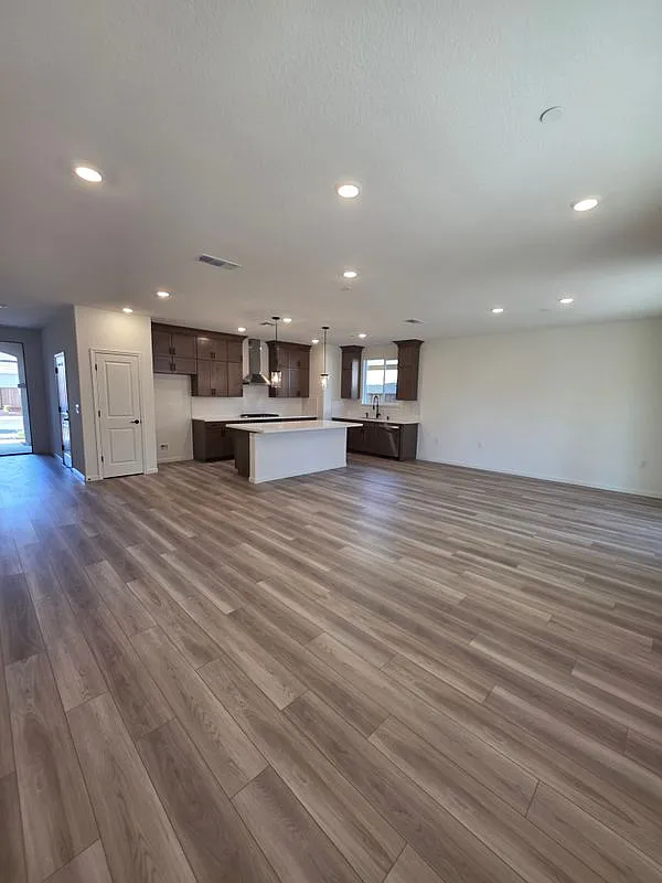 3 bed, 2.0 bath, 1855 sqft, $3,000 — Photo 4