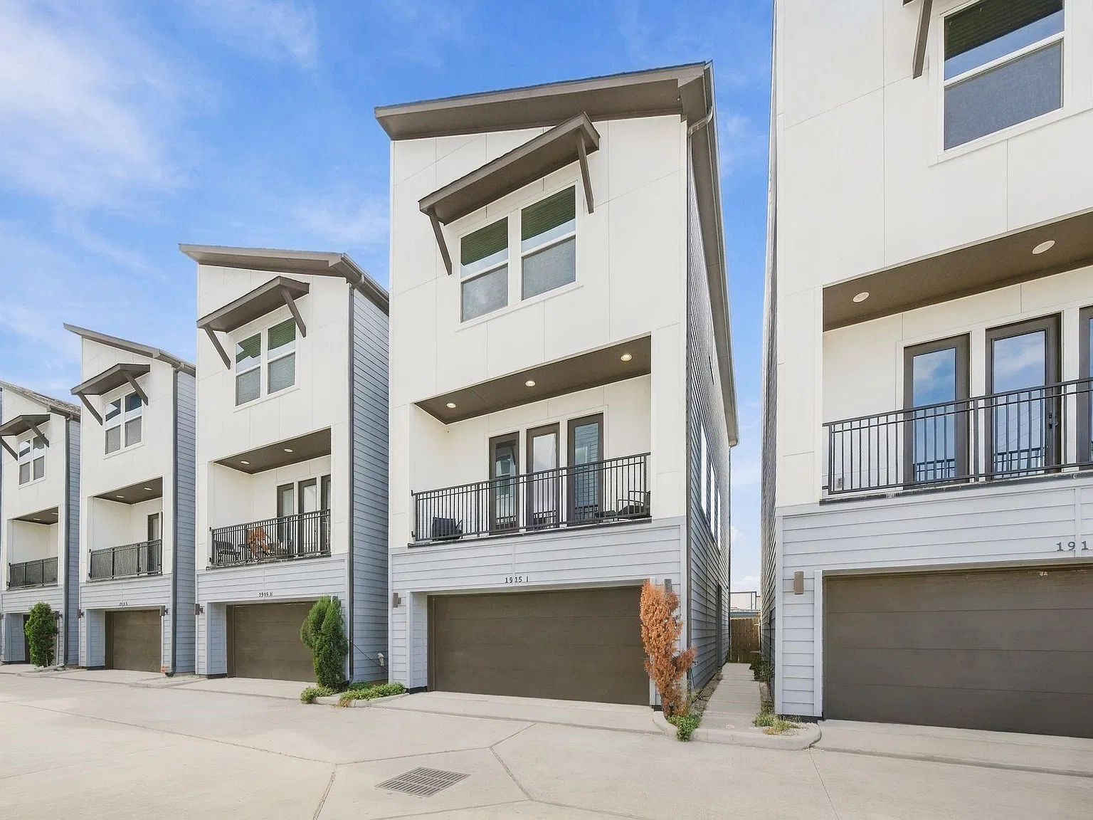 3 bed, 3.5 bath, 2132 sqft, $2,800 — Photo 3