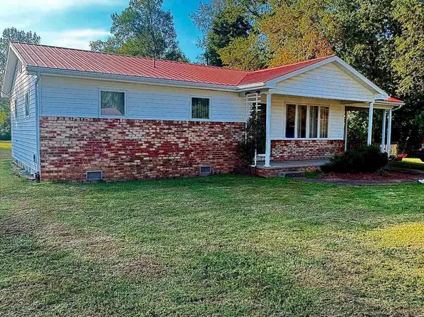 6 North St, Milton, WV 25541