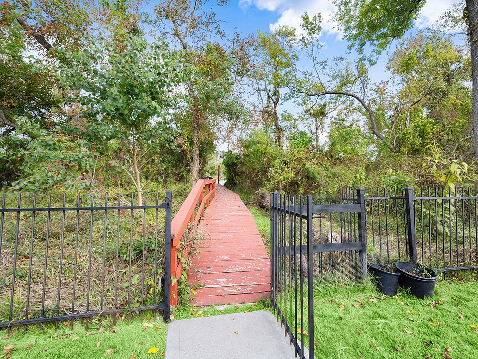 1st image of 107 Island Blvd #107