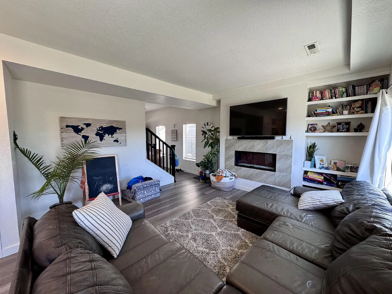 Spacious 4-Bed 3.5-Bath Oasis with Finished Basement & Granite Elegance in Denver! — Photo 2