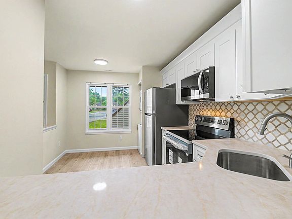 4th image of 3211 Juniper Ct #3211