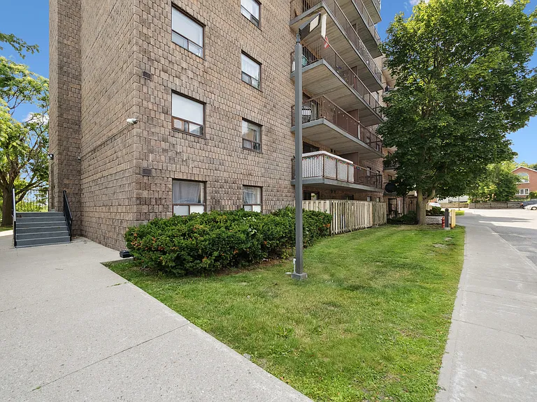 17 Coldwater Rd W — Photo 3