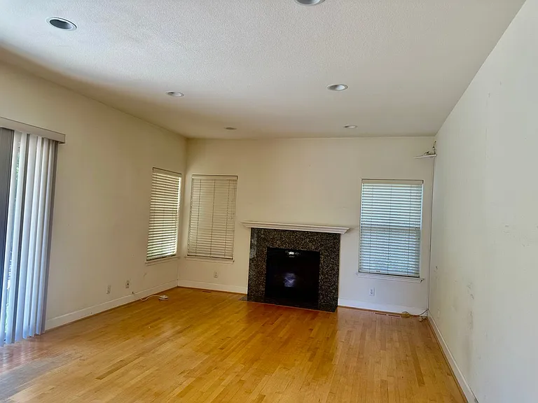 388 Knowles Dr — Photo 7