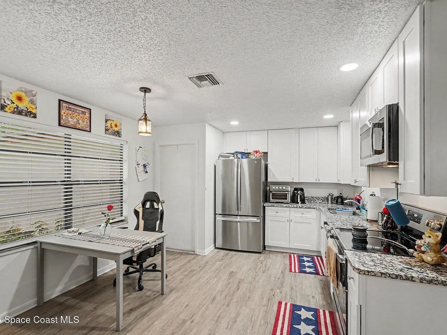 3 bed, 2.0 bath, 1384 sqft, $2,100 — Photo 4