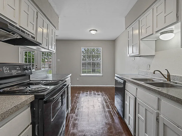 7012 Lincolnshire Ln — Photo 3