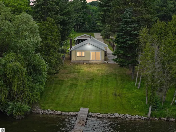 8181 Clam Lake Rd, Bellaire, MI 49615