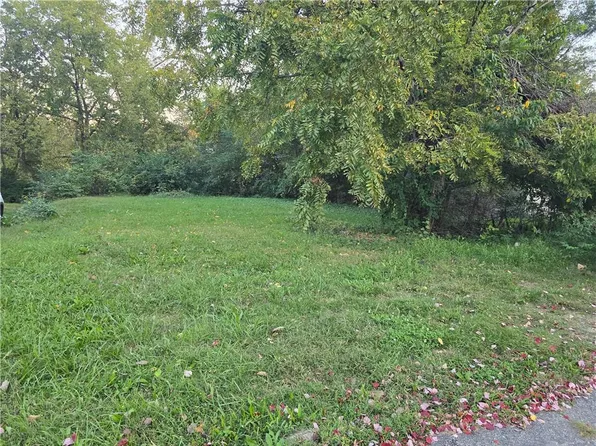 3225 Elmwood Ave, Kansas City, MO 64128