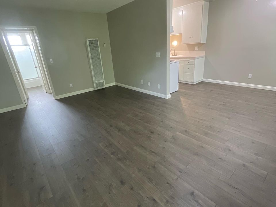 1st image of 440 N Mentor Ave #11