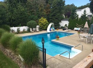 4 Harris Ct, Commack, NY 11725