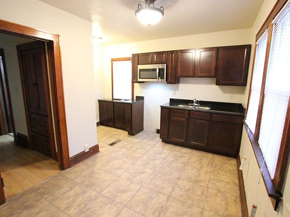 Kitchen w/granite tops
