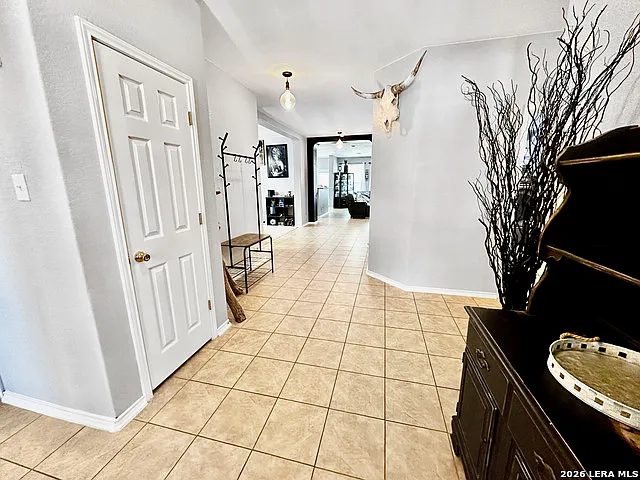 4 bed, 2.0 bath, 2166 sqft, $2,400 — Photo 2
