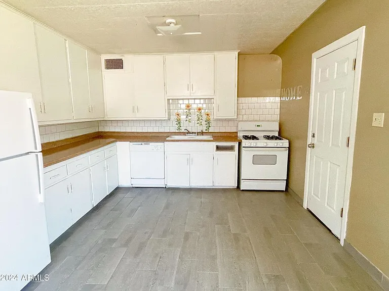 2138 E Turney Ave #D — Photo 6