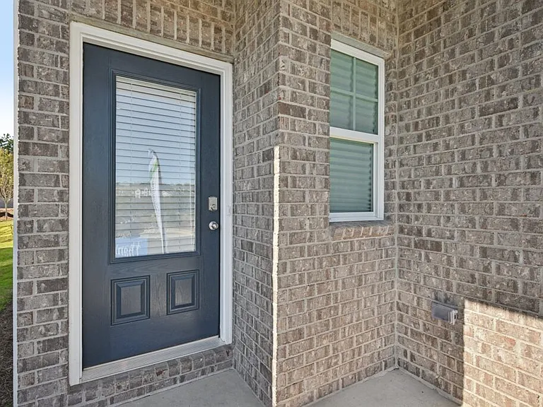 423 Lanier Cir — Photo 2