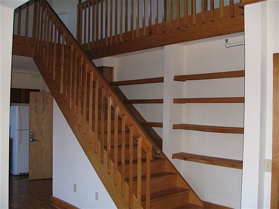 KenilworthInn 420 book shelves