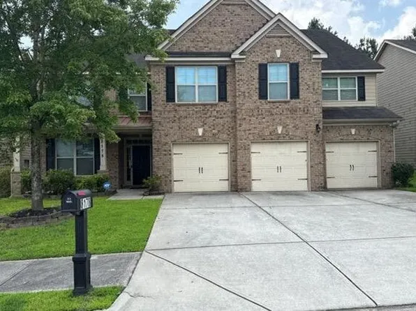 8178 Lochley Dr, Fairburn, GA 30213