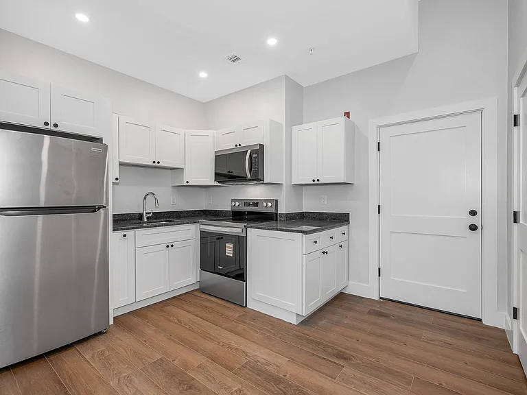 241 W 6th St #101 — Photo 5