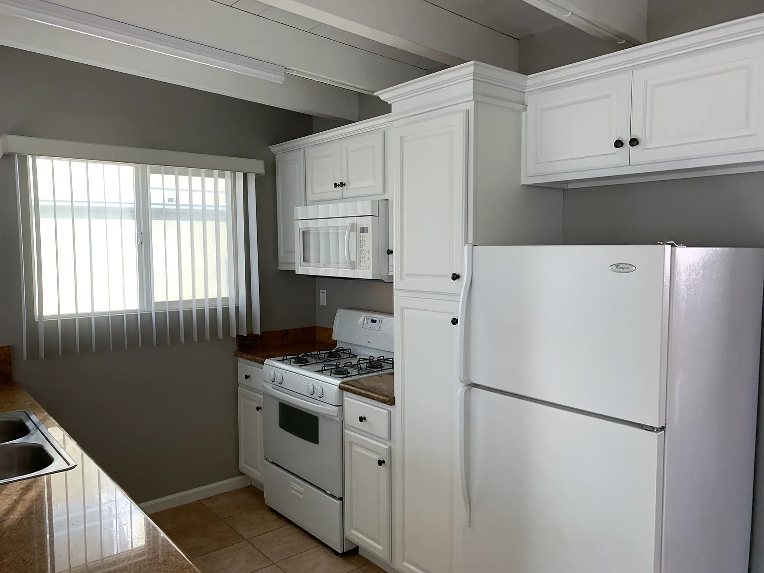1444 Loma Dr — Photo 2