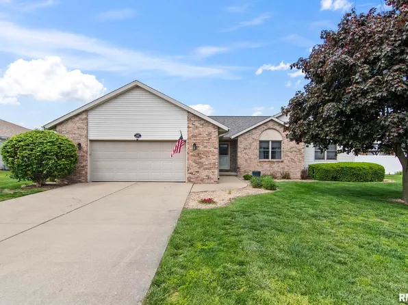 1423 Redwood Dr, Chatham, IL 62629