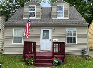 2202 Ridgemont Rd, Grosse Pointe Woods, MI 48236