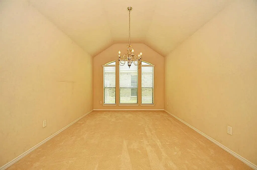 4 bed, 2.0 bath, 2347 sqft, $2,250 — Photo 2