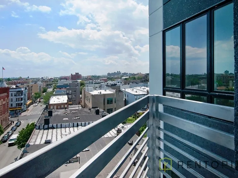 1433 De Kalb Ave #706D — Photo 5