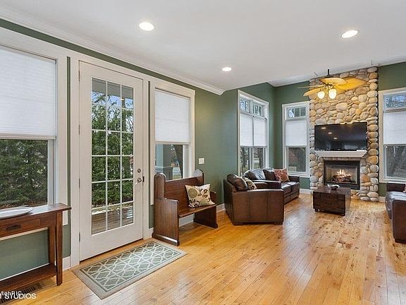 3rd image of 101 S Mayhew St