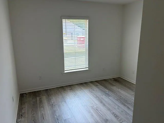 190 Southgate Dr — Photo 3