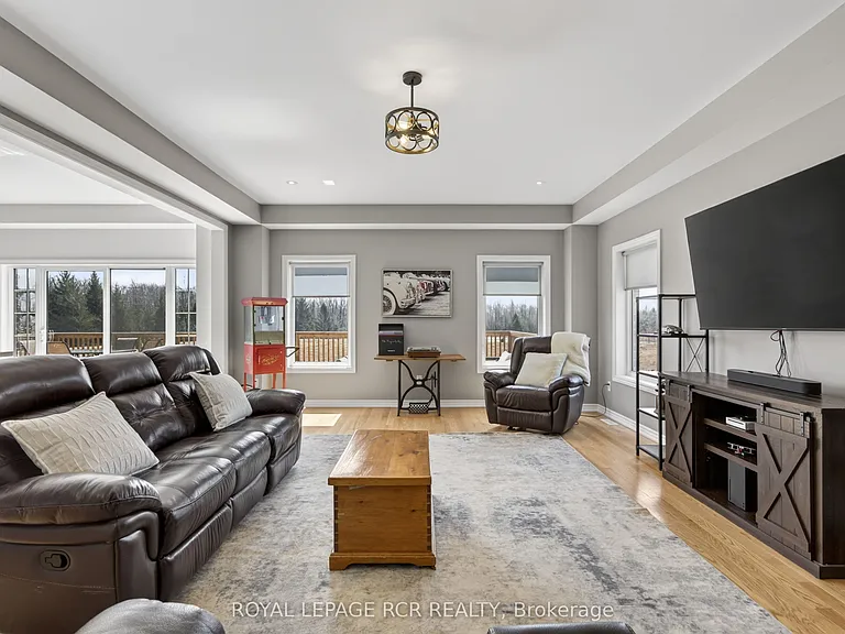 375 Russell St — Photo 4