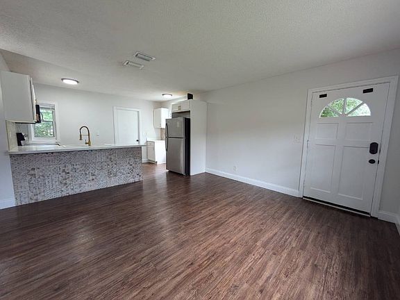 5th image of 3917 Peach Dr