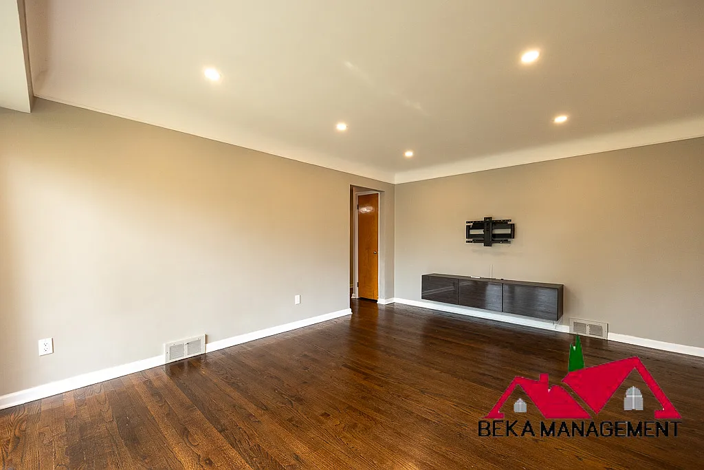 3 bed, 1.5 bath, 1222 sqft, $2,750 — Photo 2