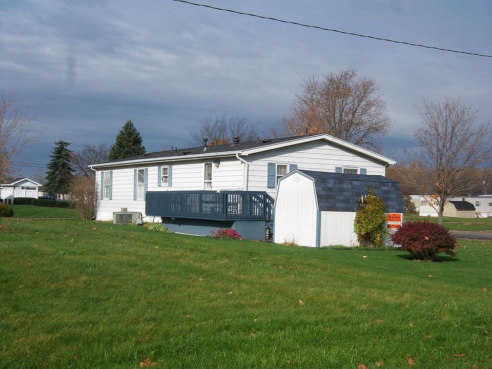 2nd image of 324 Pinecroft St