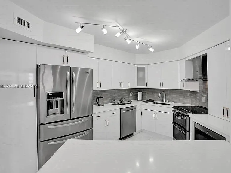 5161 Collins Ave #412 — Photo 1