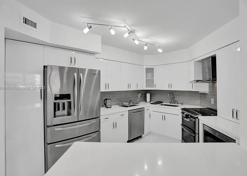 5161 Collins Ave #412