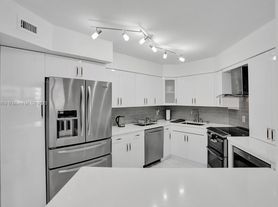 5161 Collins Ave