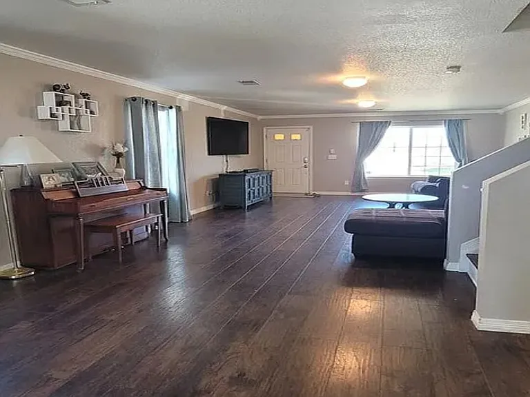 9565 Castle Oaks Dr — Photo 3