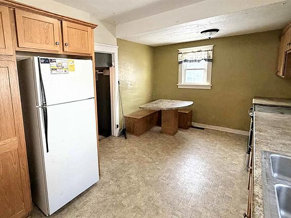 4th image of 712 Michigan St