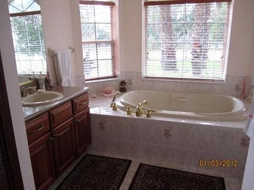 5th image of 2 Woodshaw Ln