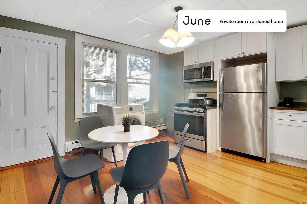 Full bedroom in 4 bed/1 bath home in Polish Triangle #745 B — Photo 4