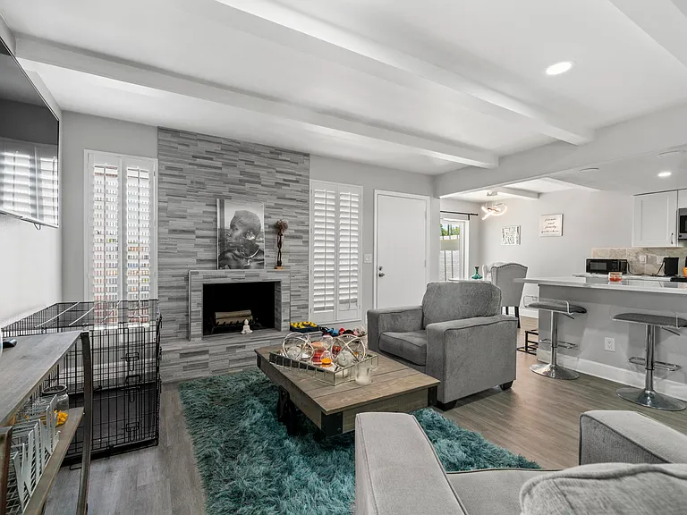 648 E Tam Oshanter Dr — Photo 2